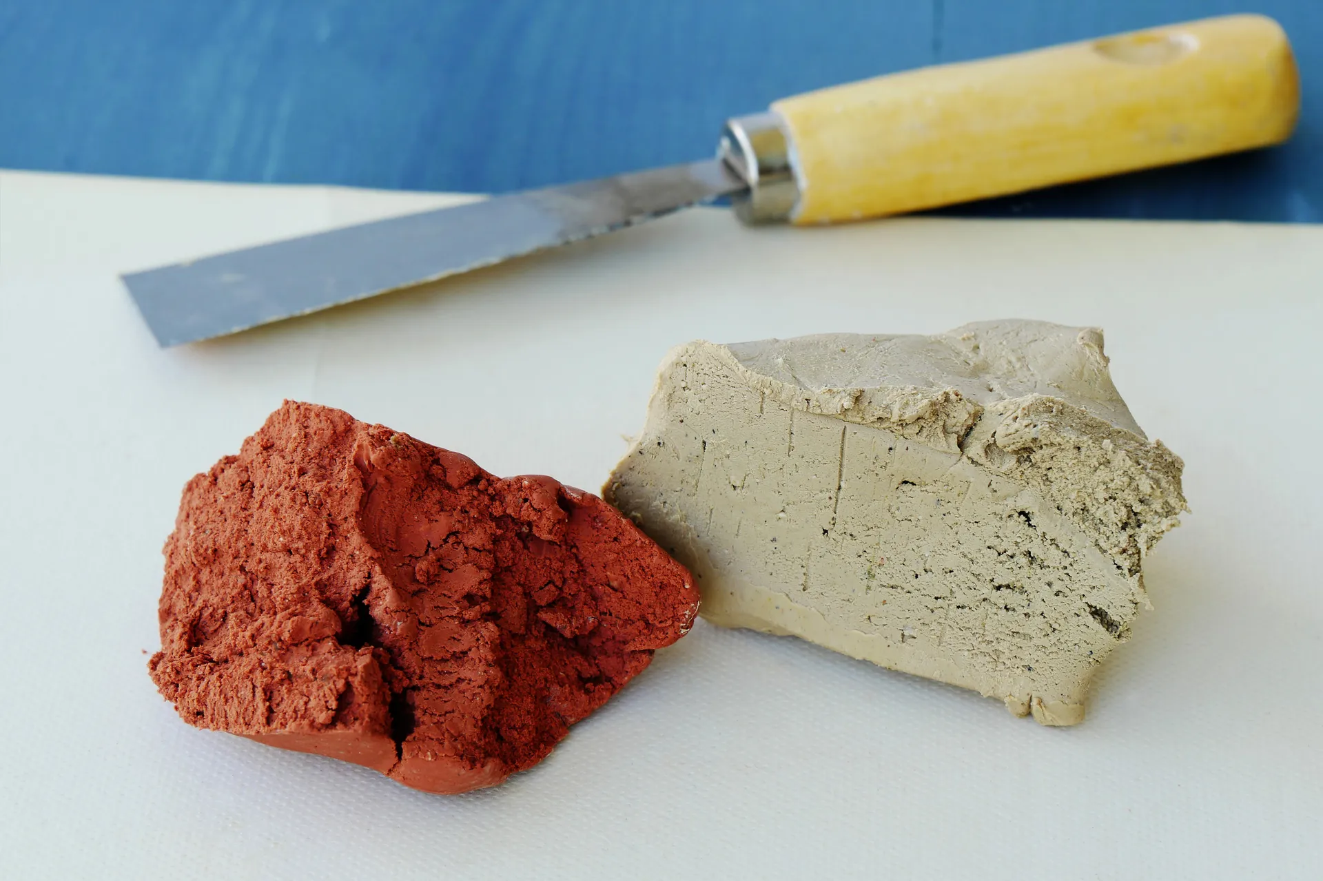 Mastic traditionnel pour verrière : pourquoi cette finition peut préserver le style du support existant ?