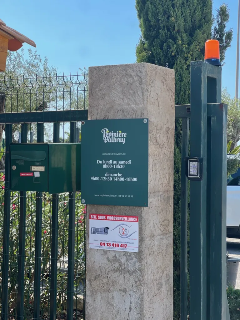 Construction sur mesure d’un abri bois de 7,5 m x 3 m à Ollioules (83190) : un projet à 8 000–10 000 € mené pour la Pépinière Valbray, 262 avenue Jean Monnet, par un artisan charpentier local expert