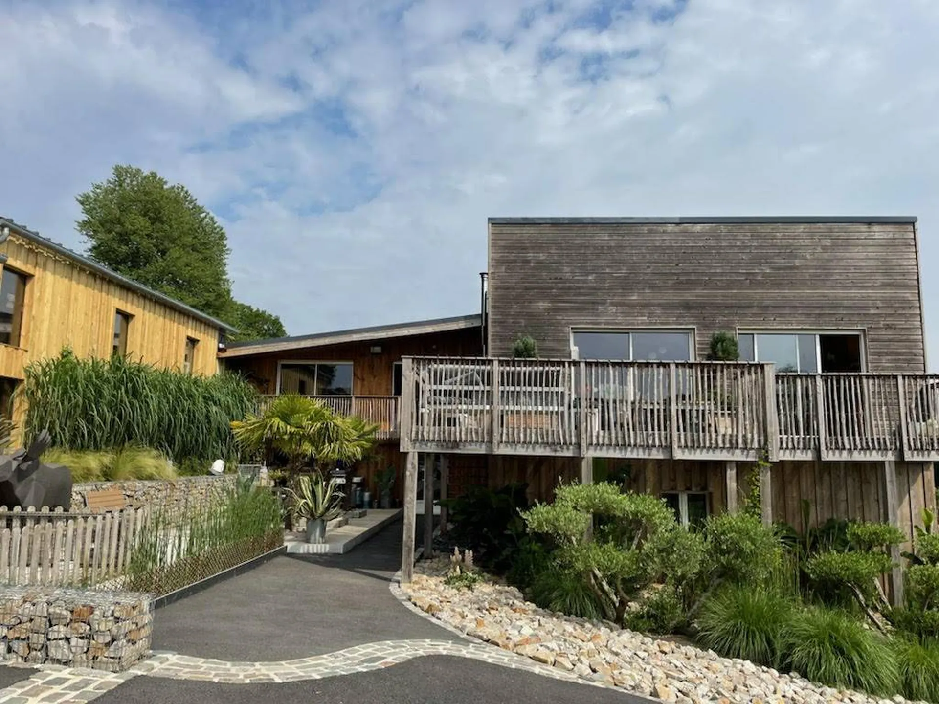 Vente d'une Villa Contemporaine et ses annexes, en bordure de la vallée de 