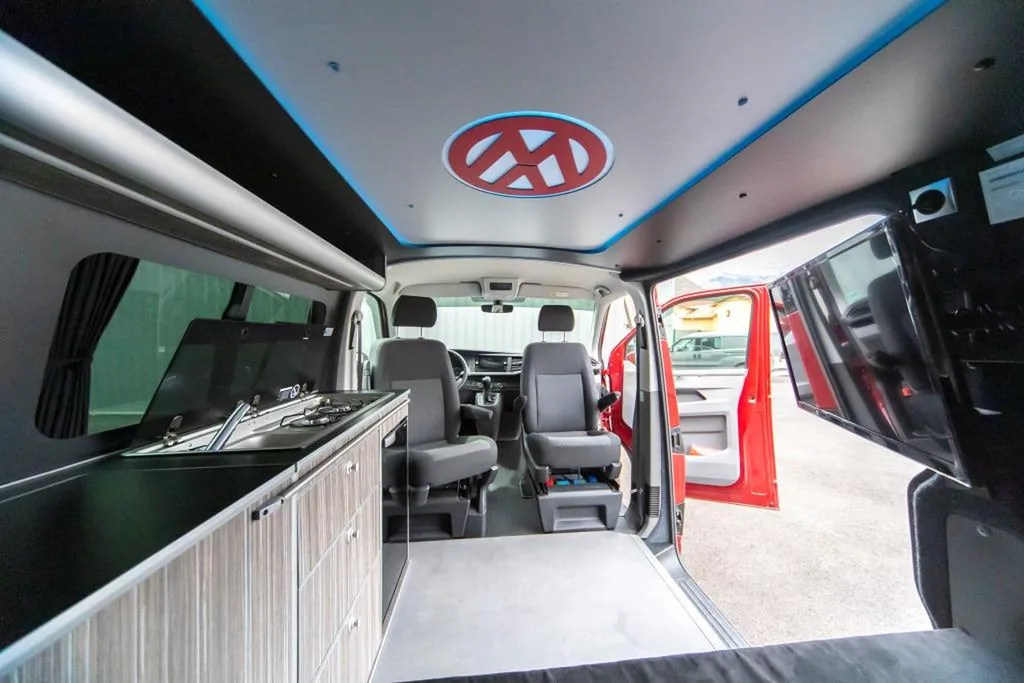 VW T6 Long aménagé sur-mesure à Marseille : van à plafond LED programmable pour les nuits méditerranéennes