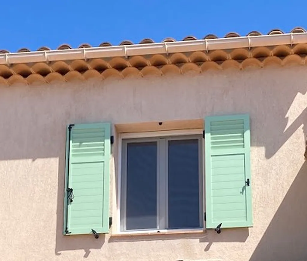 Pose de volets battants aluminium RAL6019 sur mesure avec lames pleines et rases à Berre-les-Alpes.