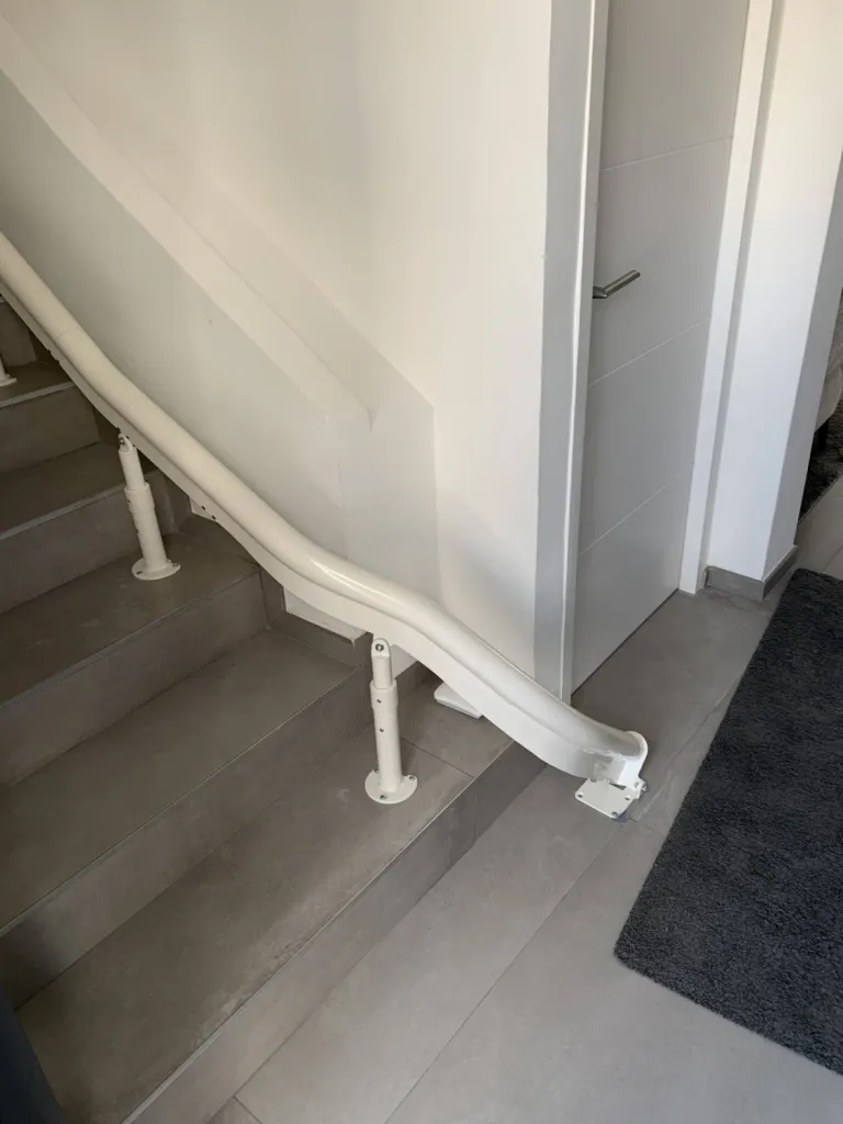 rail du fauteuil monte-escalier pour optimiser l'espace dans cette installation à Marseille