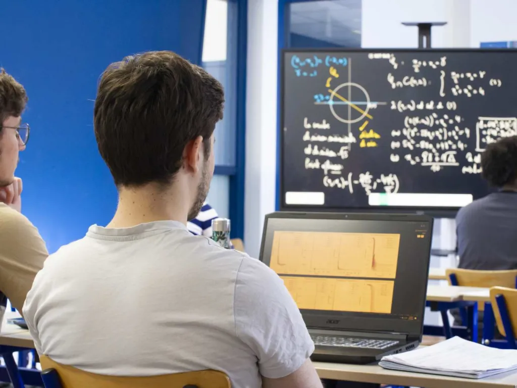 reportage photographique pour école d'enseignement supérieur un étudiant face à son écran