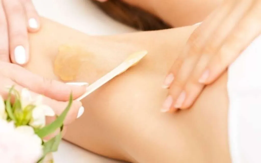 Épilation du corps à la cire pour enlever les poils durablement avec peau douce résultat net et repousse plus lente sur toutes les zones à Pessac