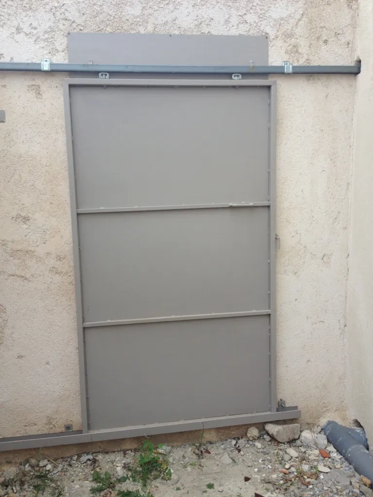 PORTE METALLIQUE COULISSANTE FABRIQUEE SUR MESURE  MARTIGUES POUR UN CLIENT DE CADOLIVE