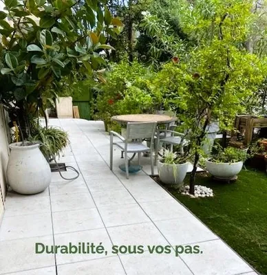 Allée carrossable écologique EcoLithe® à , Marseille, Reins : matériau bas carbone résistant aux cycles gel/dégel, et aux UV