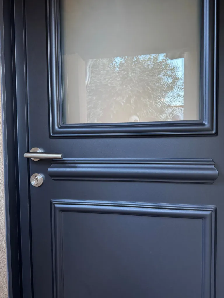 Installation de porte d'entrée KLINE proche de Salon-de-Provence