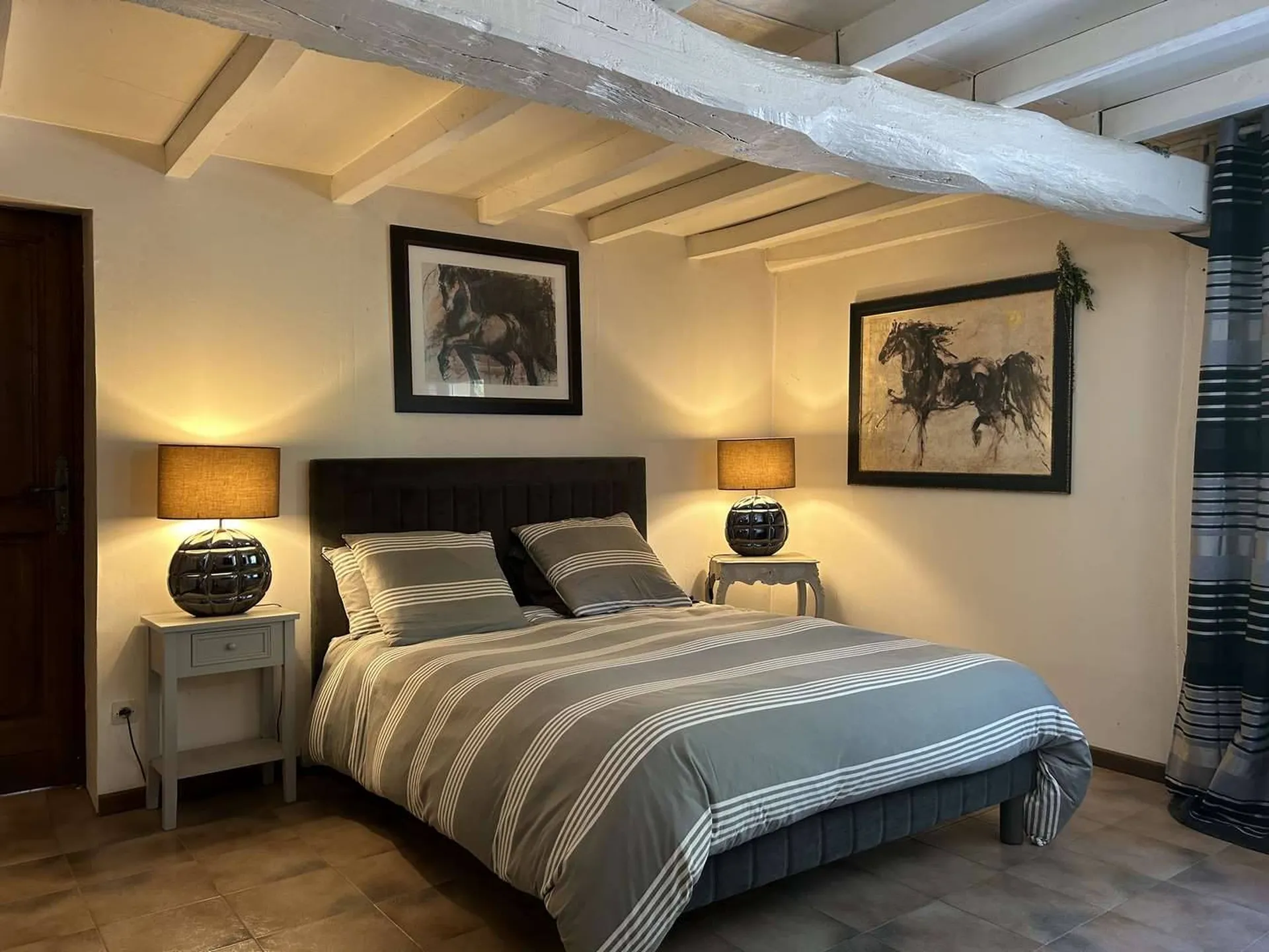 Vends : Maison normande sur 6,8 hectares de terrain, avec grenier aménageable et garage double de 25 m². Possibilités d'extension selon vos besoins.