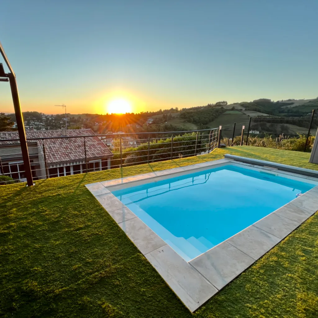 Vue d’ensemble de la piscine Starlite dans un jardin à La Garde – idéale pour les moments en famille