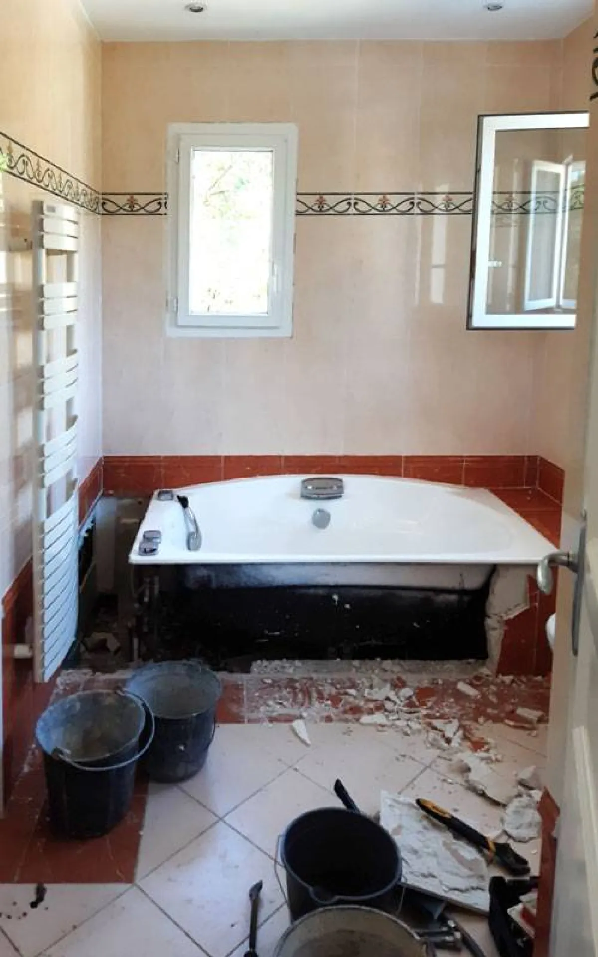 Dépose d'une baignoire dans une salle de bain à Hyères