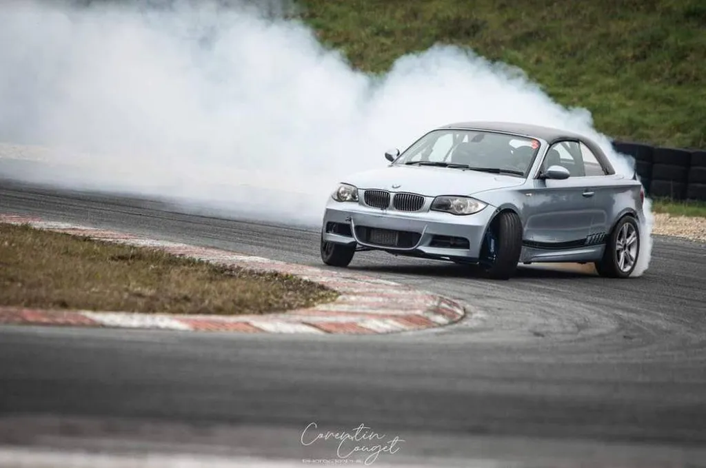 Préparation d'une BMW serie 1 e88 pour le drift dans votre garage spécialisé proche de Bordeaux