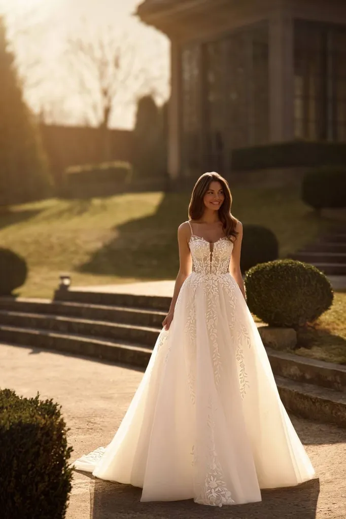 Robe de mariée princesse avec fines bretelles Marseille proche de la valentine
