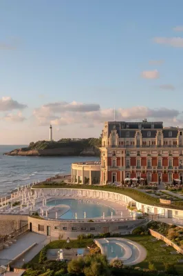 Organisation de mariage original à Biarritz avec une agence dans un lieu de réception chic et champêtre