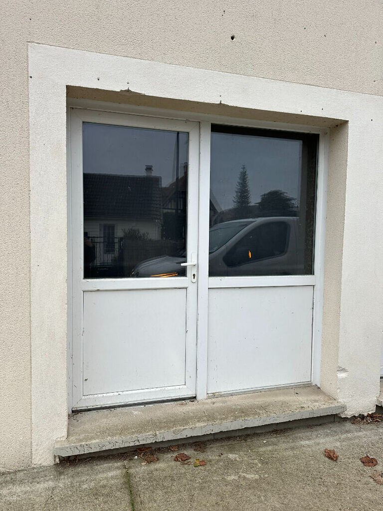 Local professionnel- Route de Lery à POSES -350€