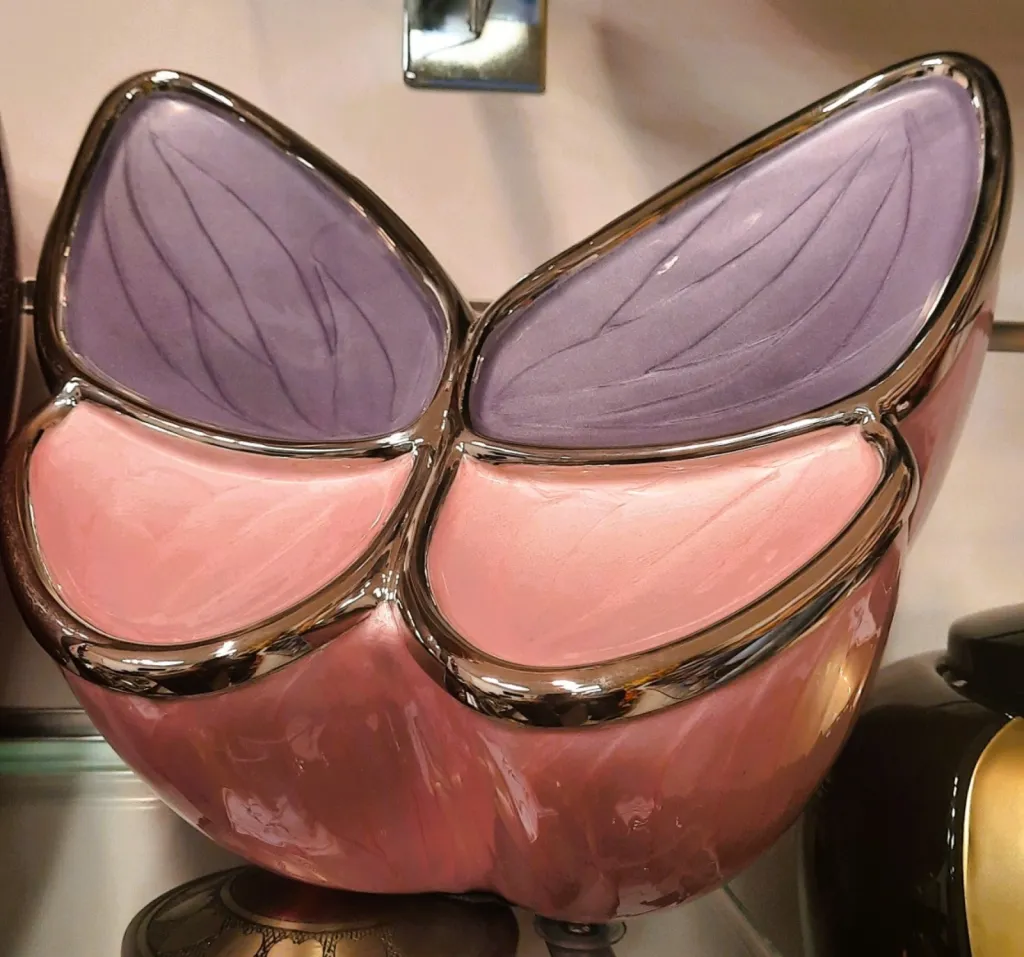 Urne papillon rose et violet pour cendres chez Pompes Funèbres Pinault Rillieux