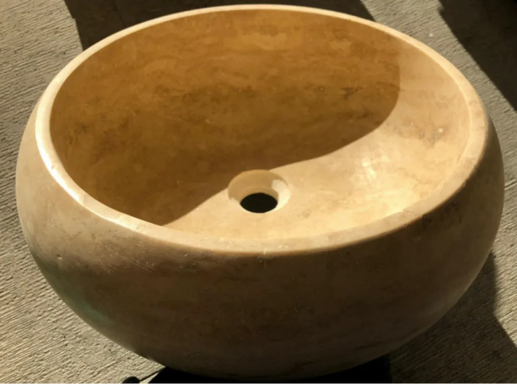 Vasque ronde et galbée en travertin 1er choix beige proche Bordeaux