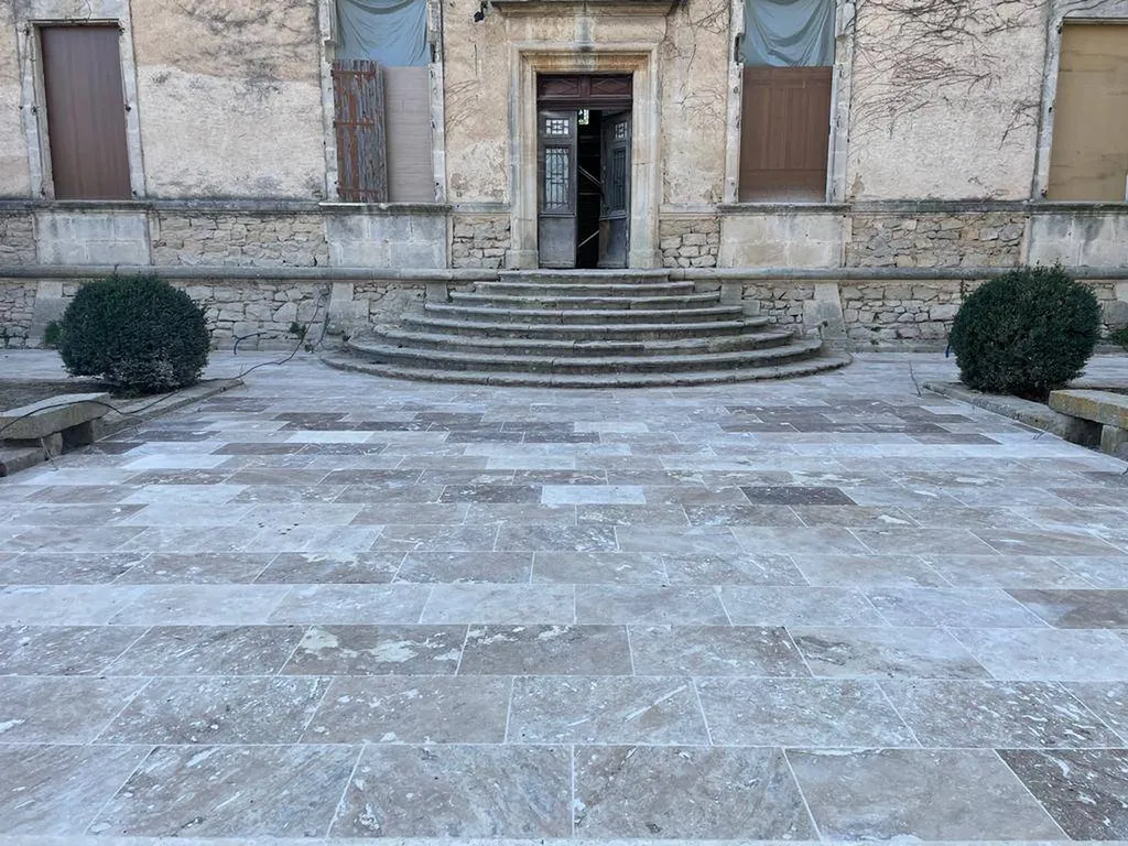 DALLAGE EXTERIEUR EN TRAVERTIN BEIGE COMMERCIAL