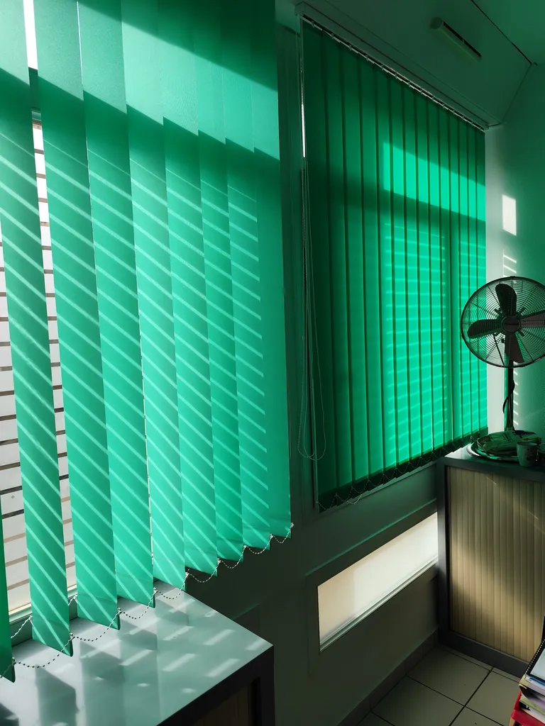 Fournitures et pose de stores californiens sur fenêtres et baies vitrées hôpital Aix en Provence