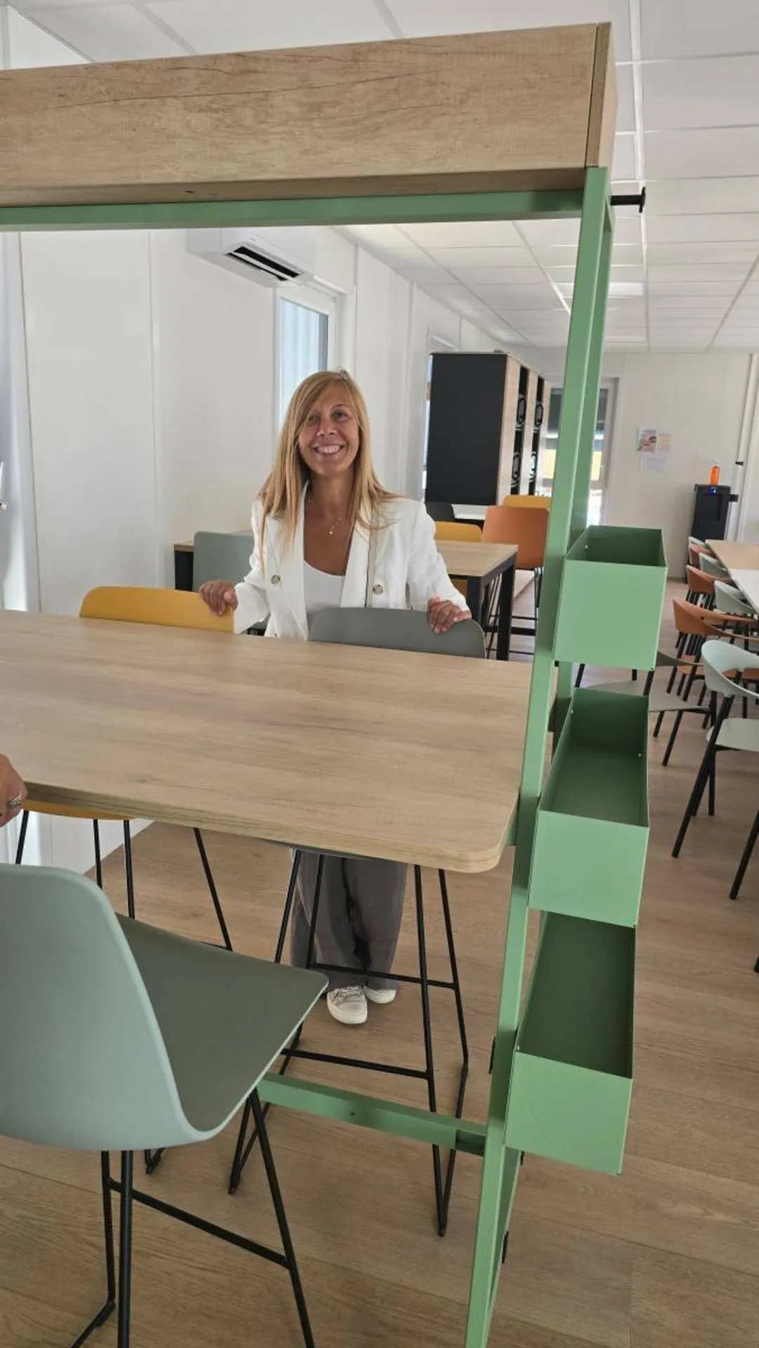 Table haute ALTO Buronomic à Cabrières d'Avignon