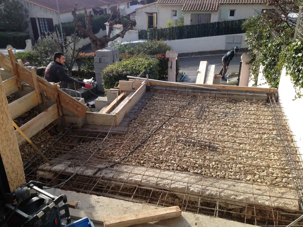 Agrandissement de la terrasse d'une maison individuelle à Salon de Provence - radier et coffrages escaliers