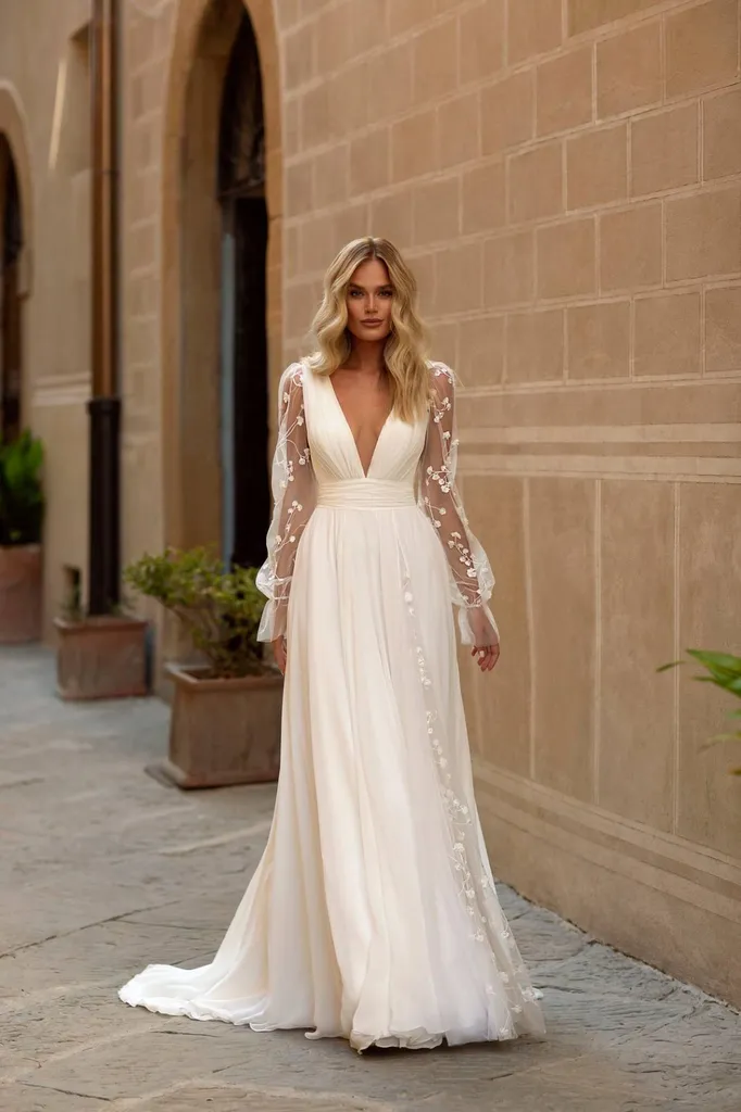 Robe de mariée bohème fluide avec manches longues à Marseille centre ville 