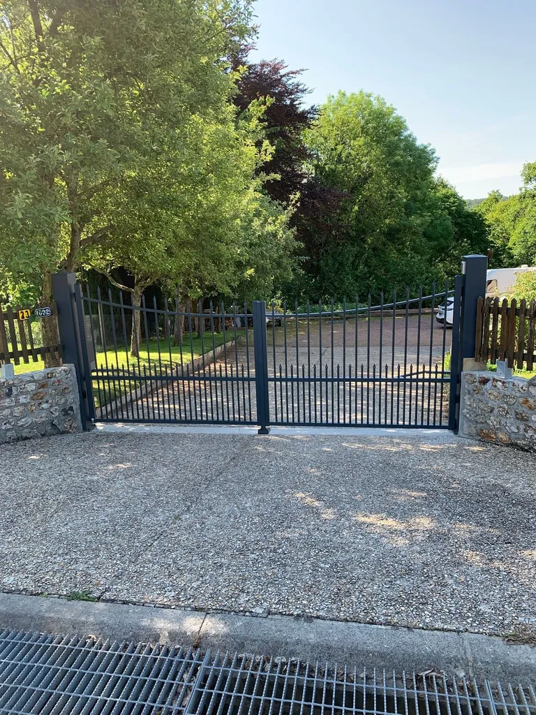 Installation de Portail Alu Battant Rétro Motorisé, Modèle Sur-Mesure et Authentique à Bourgtheroulde dans l'Eure 27 et Bosroumois