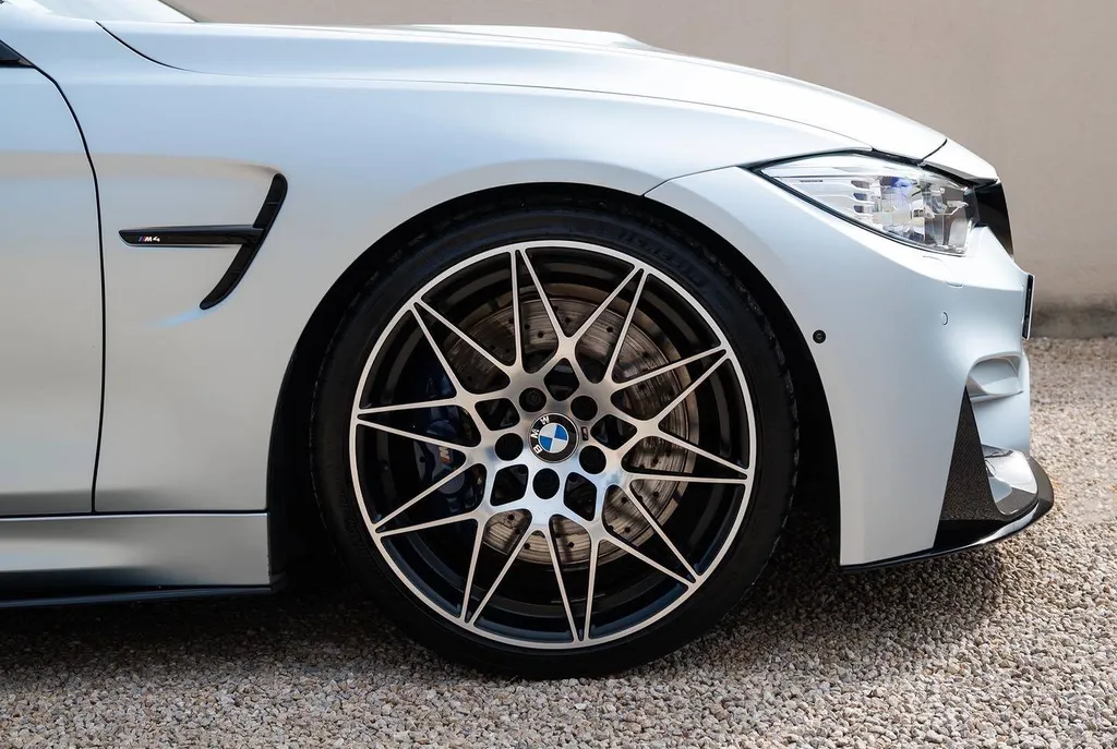 Remise à neuf de la carrosserie d'une BMW M4 à Lyon