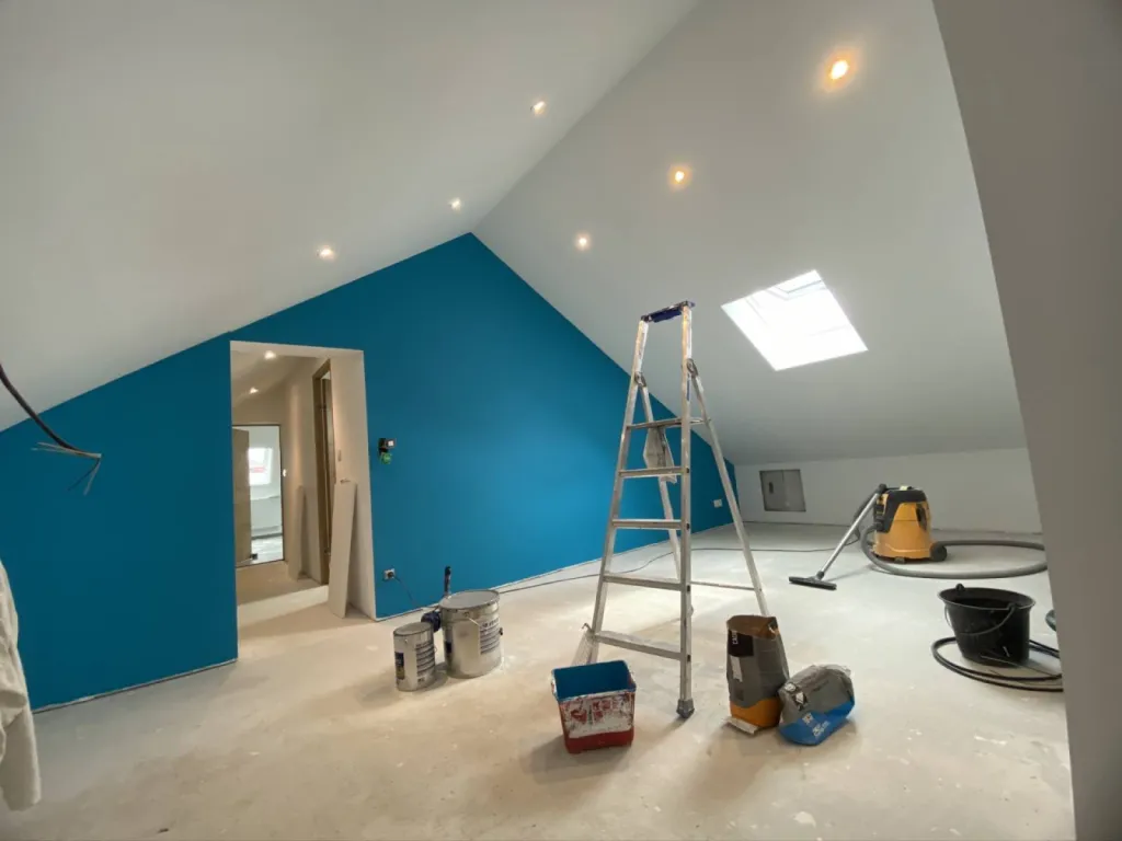MISE EN PEINTURE DE COMBLES RENOVES DANS UN PAVILLON A MONTIVILLIERS