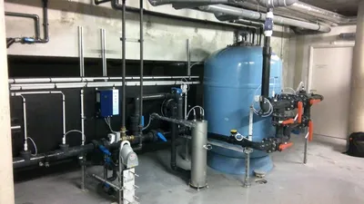 déchloraminateur UV au centre du local de filtration