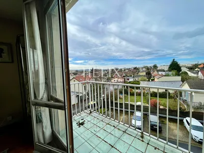 Chatou au dernier étage d'un immeuble en pierre de taille avec deux chambres et un parking couvert