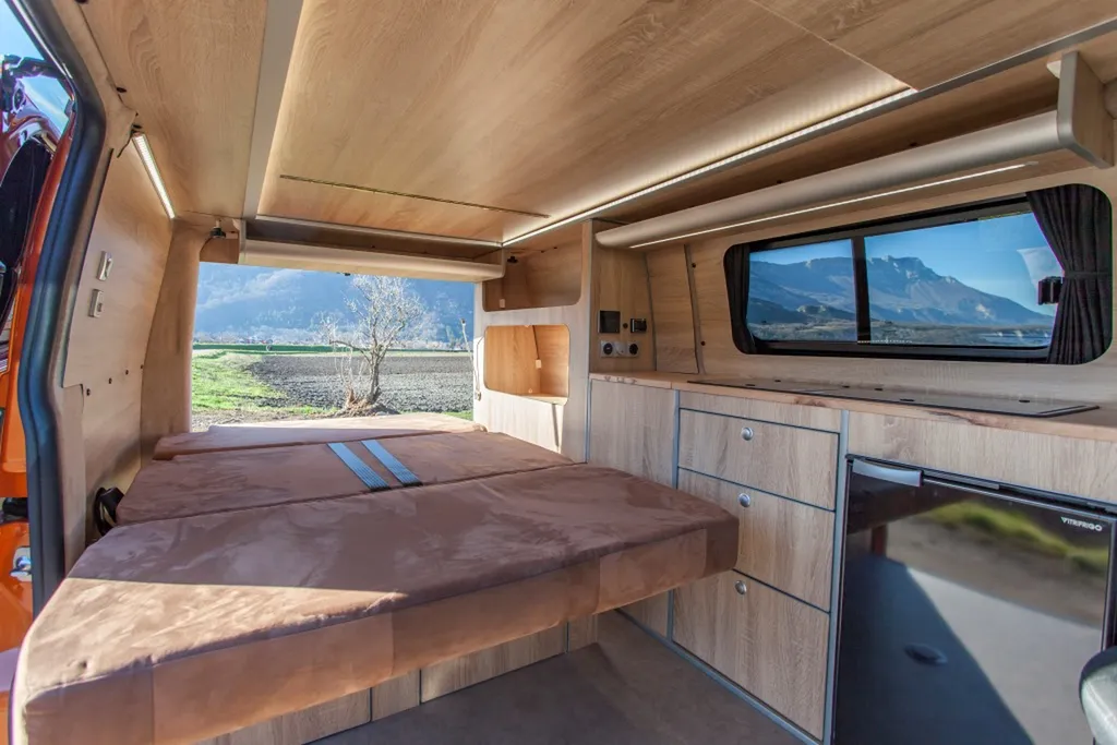 Pose de Banquette homologuée sur-mesure Ford Transit Custom L2H1 Long avec socle bois et transformation lit double posée à Annecy en Haute-Savoie