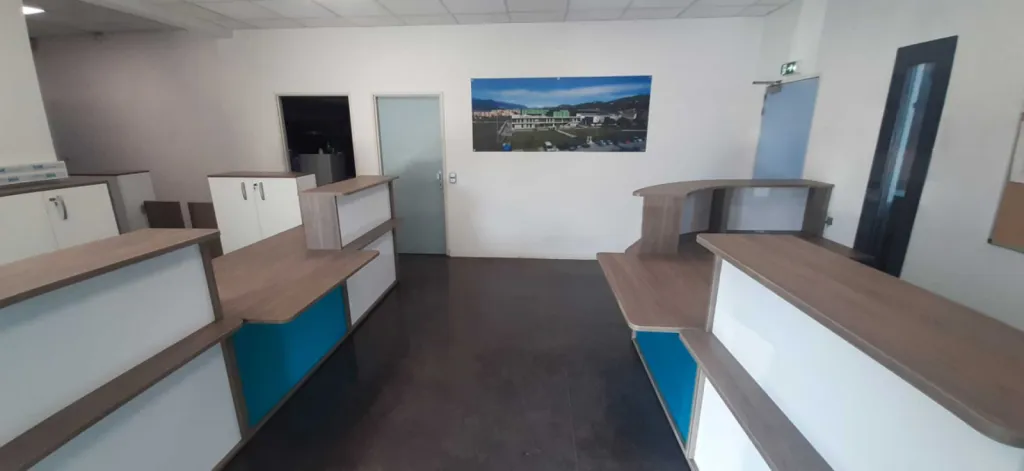 Réaménagement d’un espace d’accueil universitaire à Nice avec deux banques modernes, écrans acoustiques et rangements sécurisés pour l’Université de Nice Côte d’Azur – STAPS