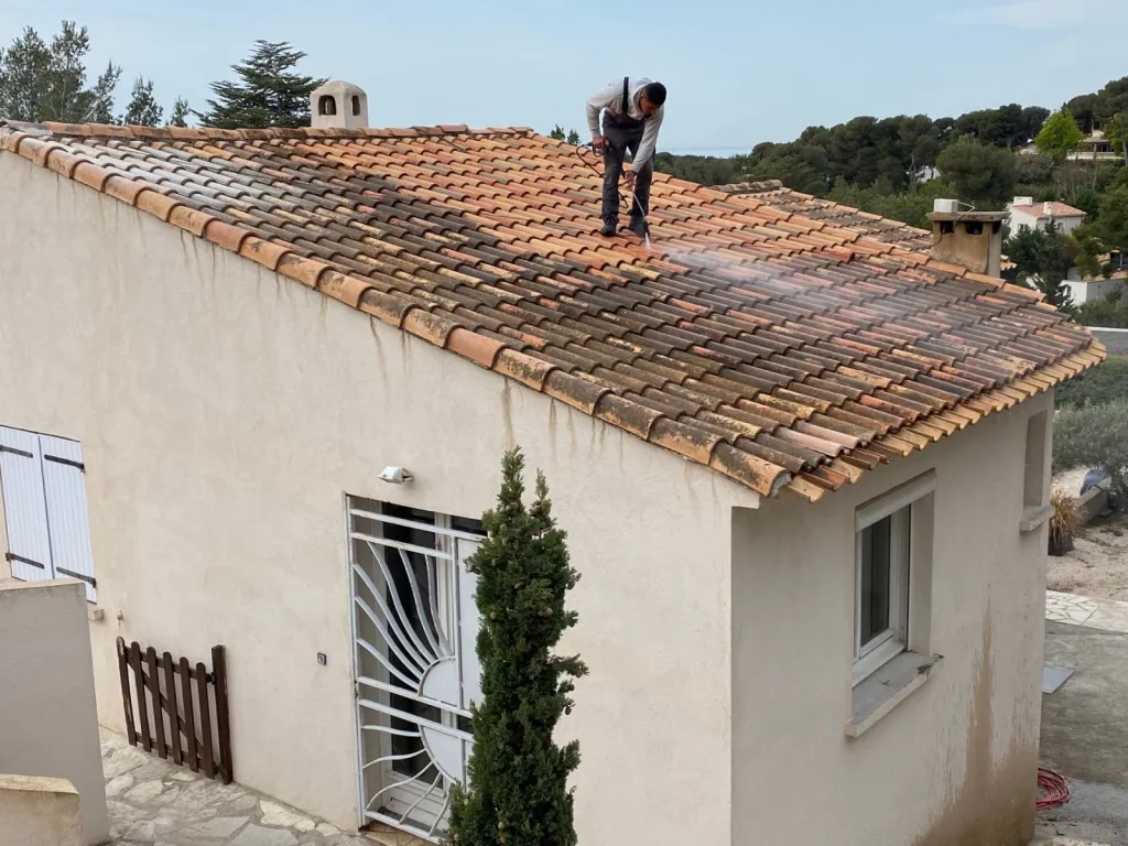 nettoyage toiture en cours sur aix en provence