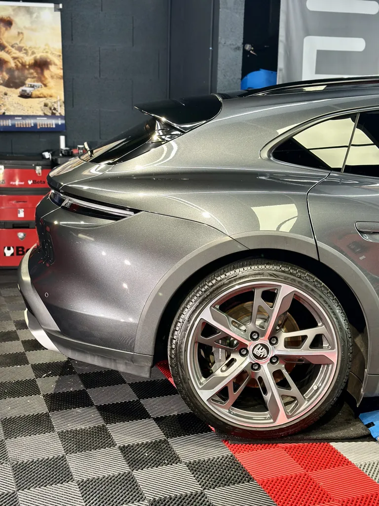 Spécialiste rénovation carrosserie Porsche lyon traitement céramique et film de protection PPF Porsche Taycan