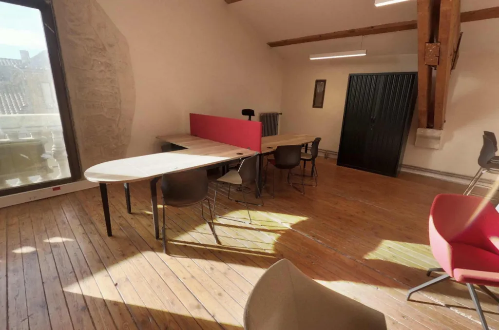 Aménagement d’un plateau de 240 m² pour la Mairie de Tarascon avec mobilier DE SEINE, tables LATITUDE et armoires à rideaux dans une ambiance rouge & bois