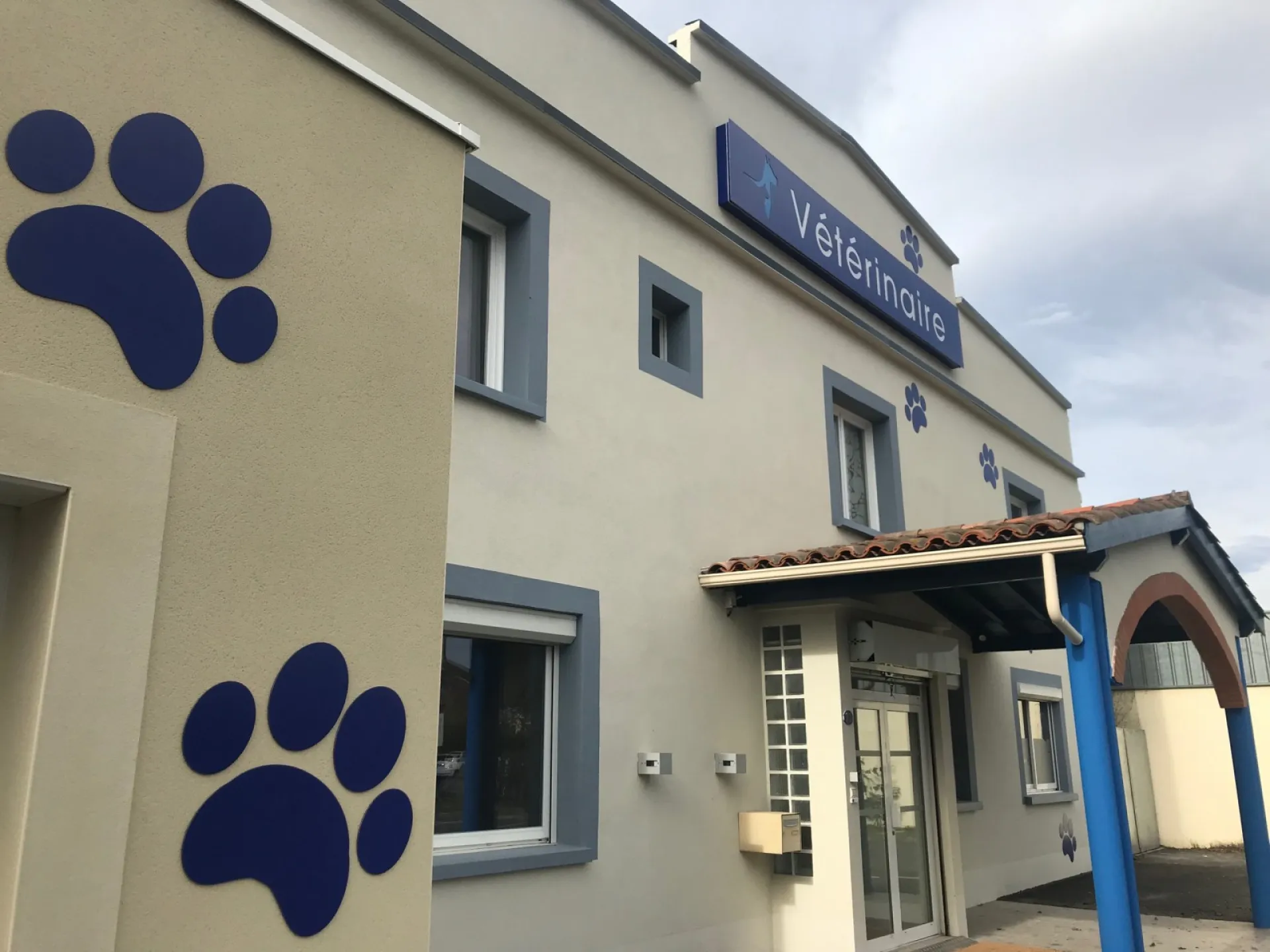 Réalisation d' enseigne lumineuse pour une clinique vétérinaire à Toulouse