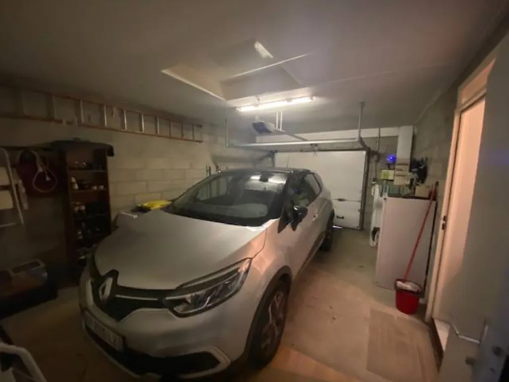 un garage de 40 m2 comprenant buanderie avec arrière cuisine
