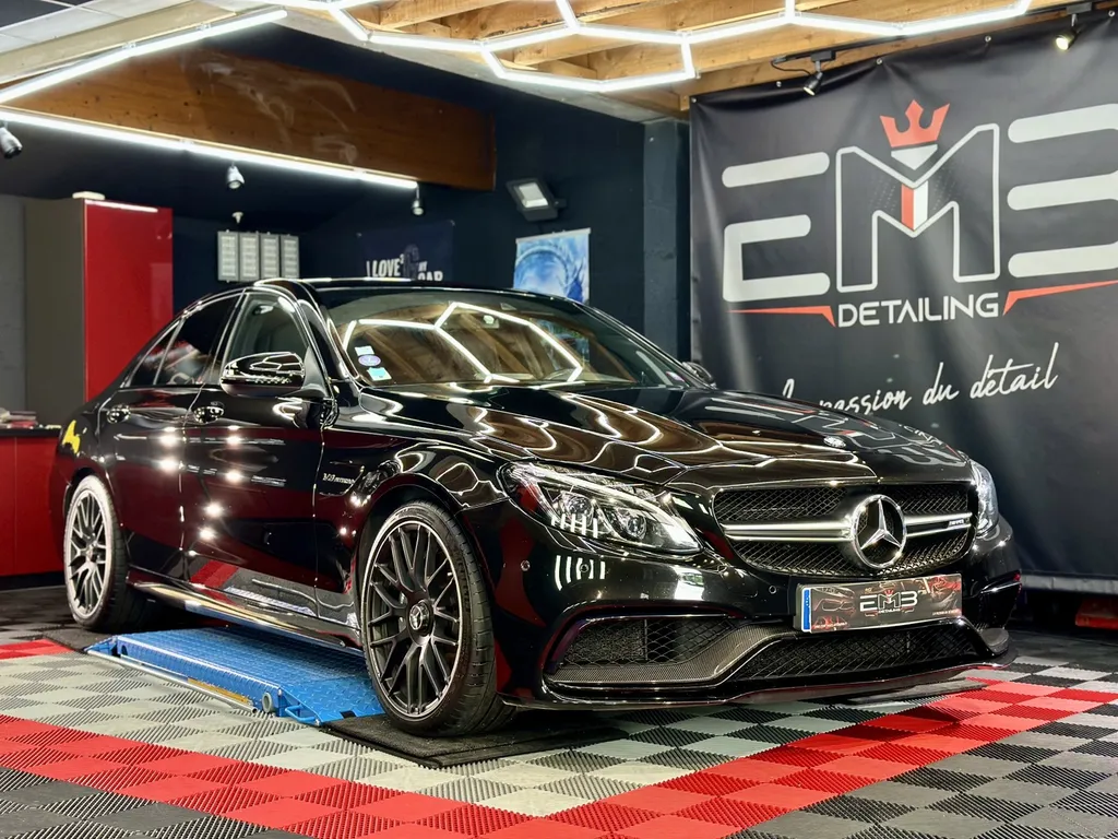 Detailing auto rénovation carrosserie lyon traitement céramique Mercedes C63 AMG