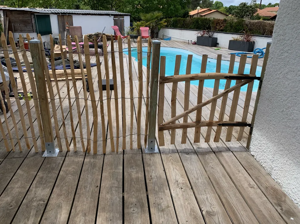 Pourquoi faire installer une clôture en ganivelle avec portillon pour sécuriser une piscine tout en gardant un esprit naturel ?