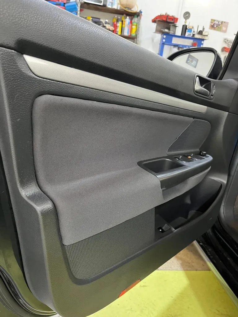 Réparation de garniture de portière décollée à Bordeaux