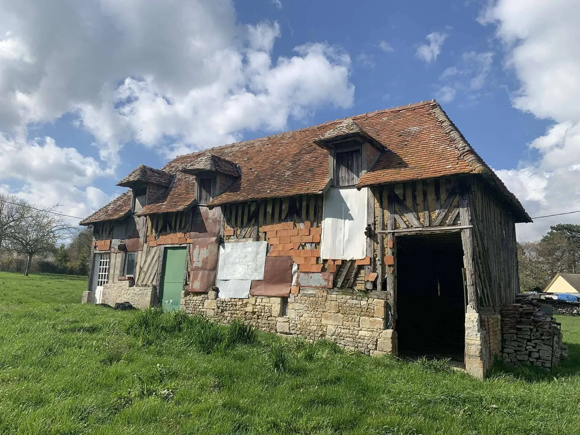 A acheter MAISON EN COLOMBAGES à restaurer, sur presque 3 hectares de terres, dans le secteur de LISIEUX 14100