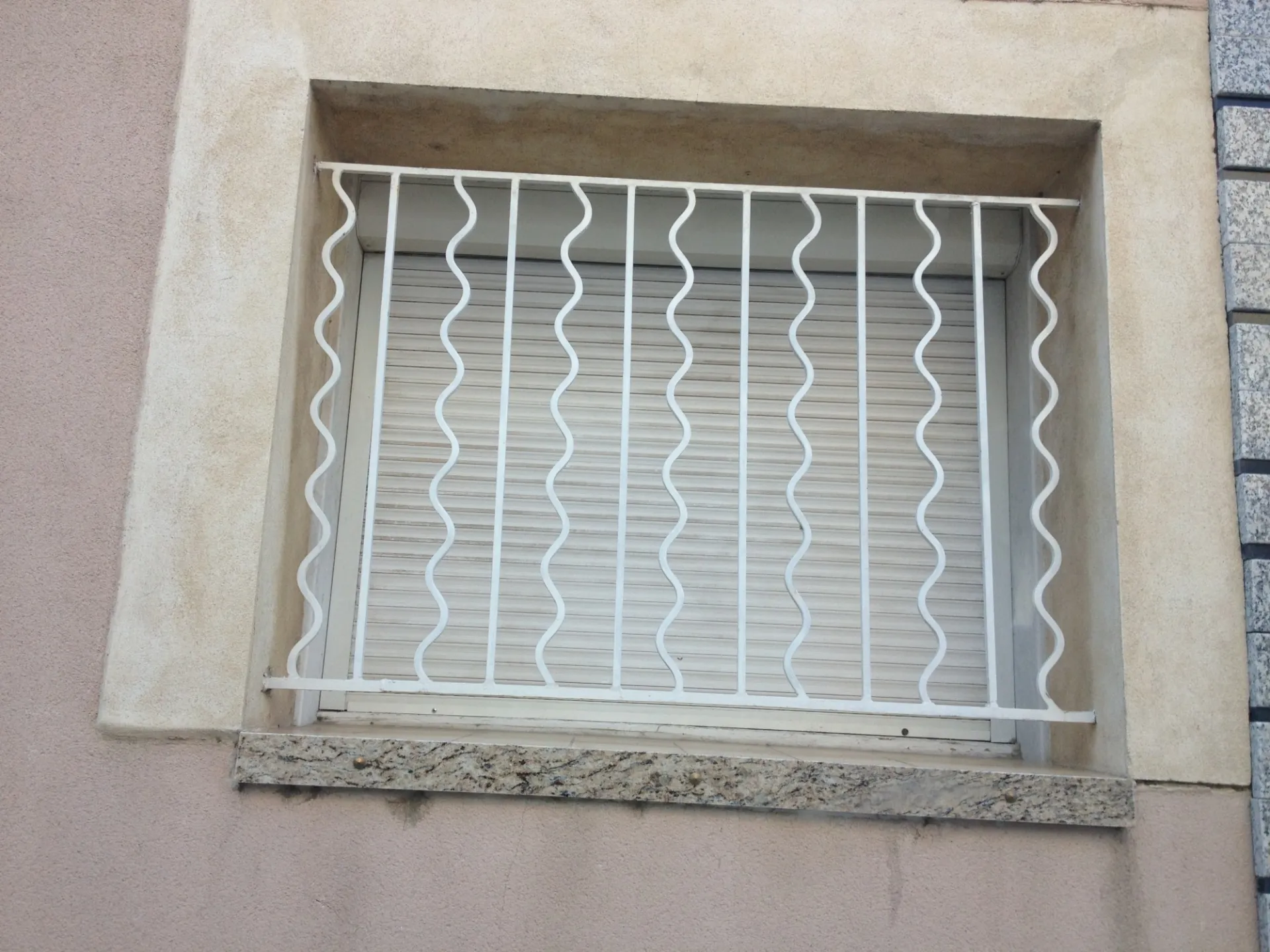 GRILLE DE DEFENSE  EN FER DE FENETRE GARDANNE