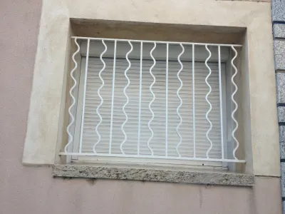 GRILLE DE DEFENSE  EN FER DE FENETRE GARDANNE