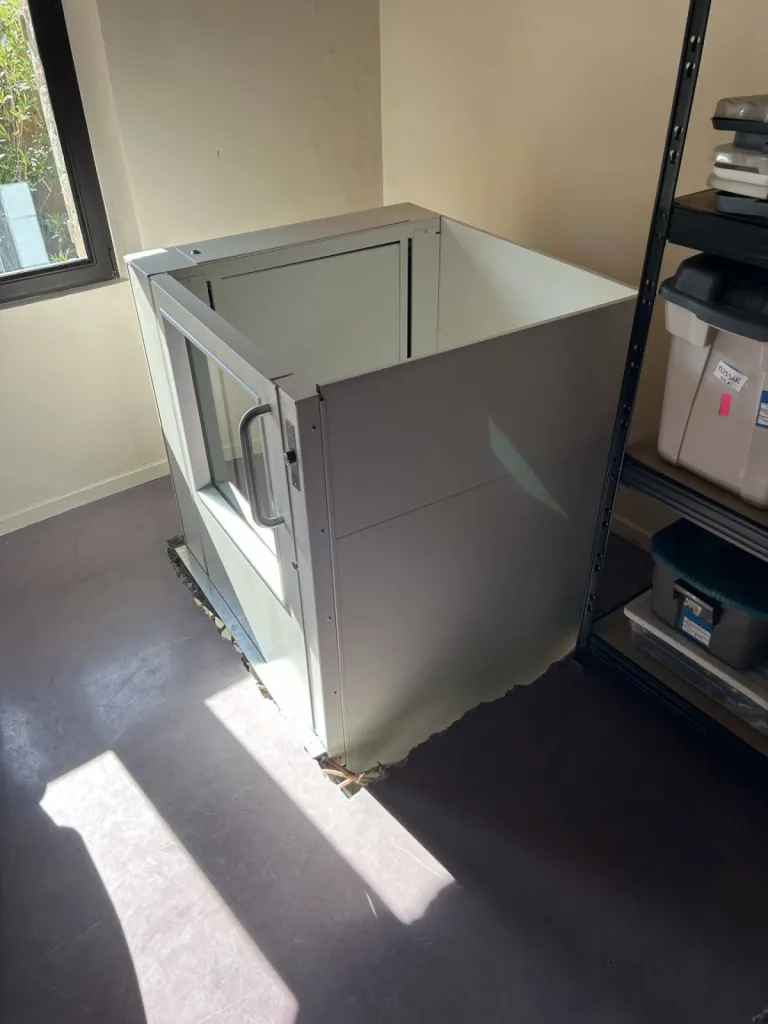 Portillon vitré verre transparent à l'étage avec cet élévateur Namilift PL400 près de Cavaillon