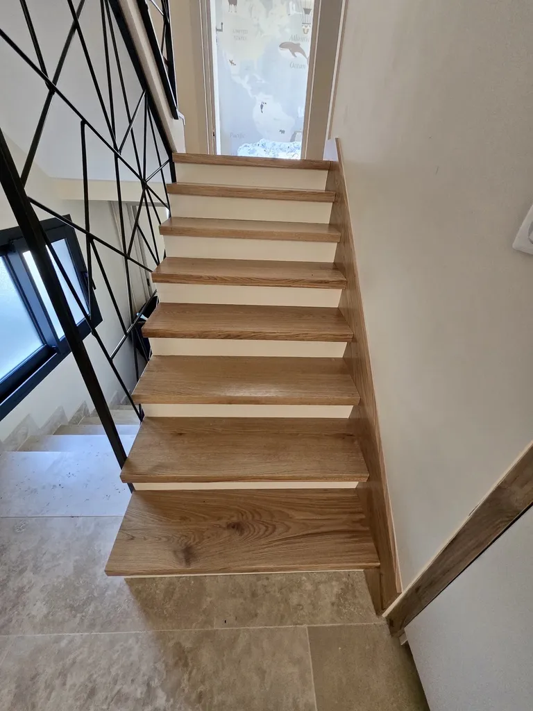 Réalisation d’escaliers en bois massif pour une maison entre Aix-en-Provence et Marseille