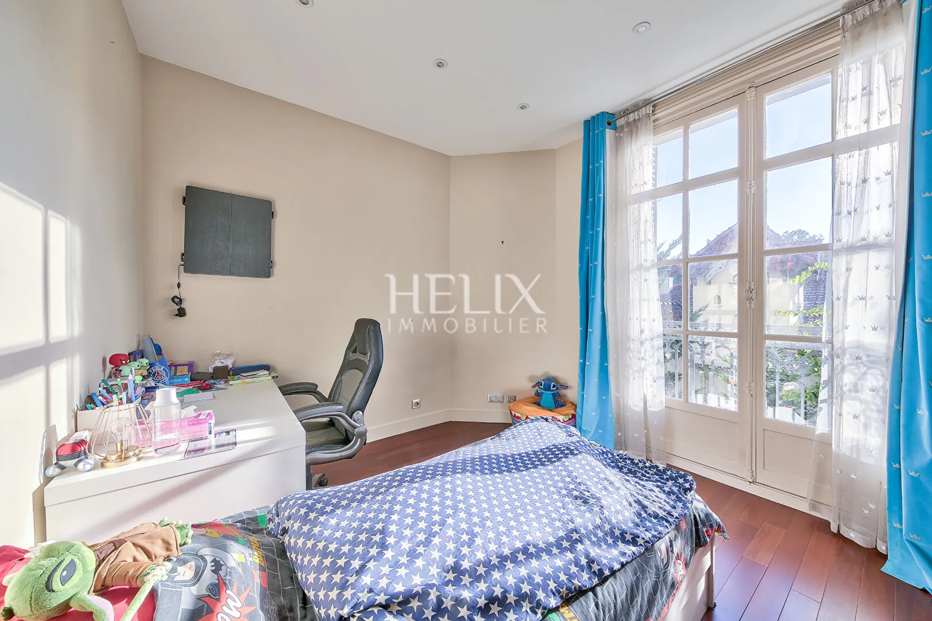 Dans un immeuble de standing au  Vésinet très bel appartement traversant