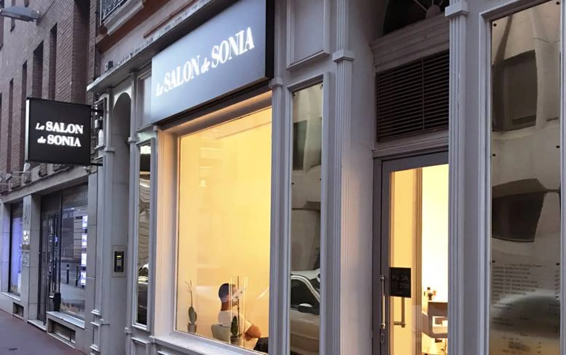 habillage de la devanture d'un salon de coiffure à toulouse