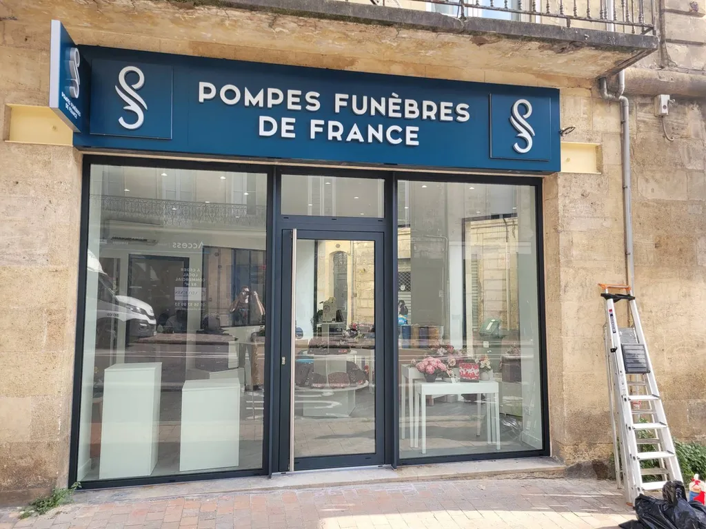 Installation d'une vitrine de commerce à Bordeaux 
