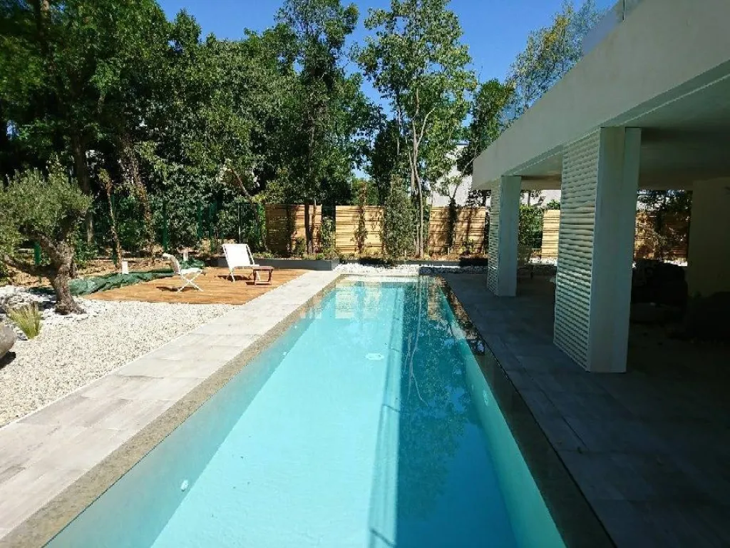 Créateur de jardin minéral autour de piscine vers Nimes