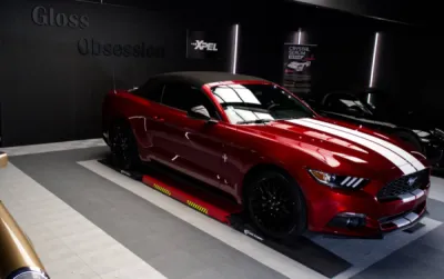 La pose de covering sur cette Ford Mustang apporte une touche unique tout en respectant l’esthétique emblématique du modèle.
